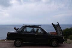 Una pareja de hombres arregla su auto en la frontera de Belyounech. Foto: Alejandro Saldívar