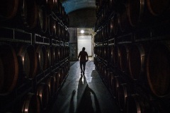 Mauricio Squartini, enólogo histórico de Bodega Salentein, recorre el interior de la bodega. Foto: Karl Mancini