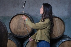 Micaela Kuri retratada con el bastón para realizar Battonage. Foto: Karl Mancini