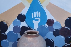 Mural en honor al agua en el interior de la bodega L’Orange donde se puede leer: “El agua es vida”. Un elemento importante a preservar en tiempos de cambio climático y sequía. Foto: Karl Mancini