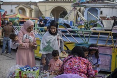 Feria a las afueras de la medina de Chefchaouen. Los hombres sólo participan de la feria si trabajan en ella. Es un espacio habitado por las mujeres y sus hijos. Foto: Dahian Cifuentes