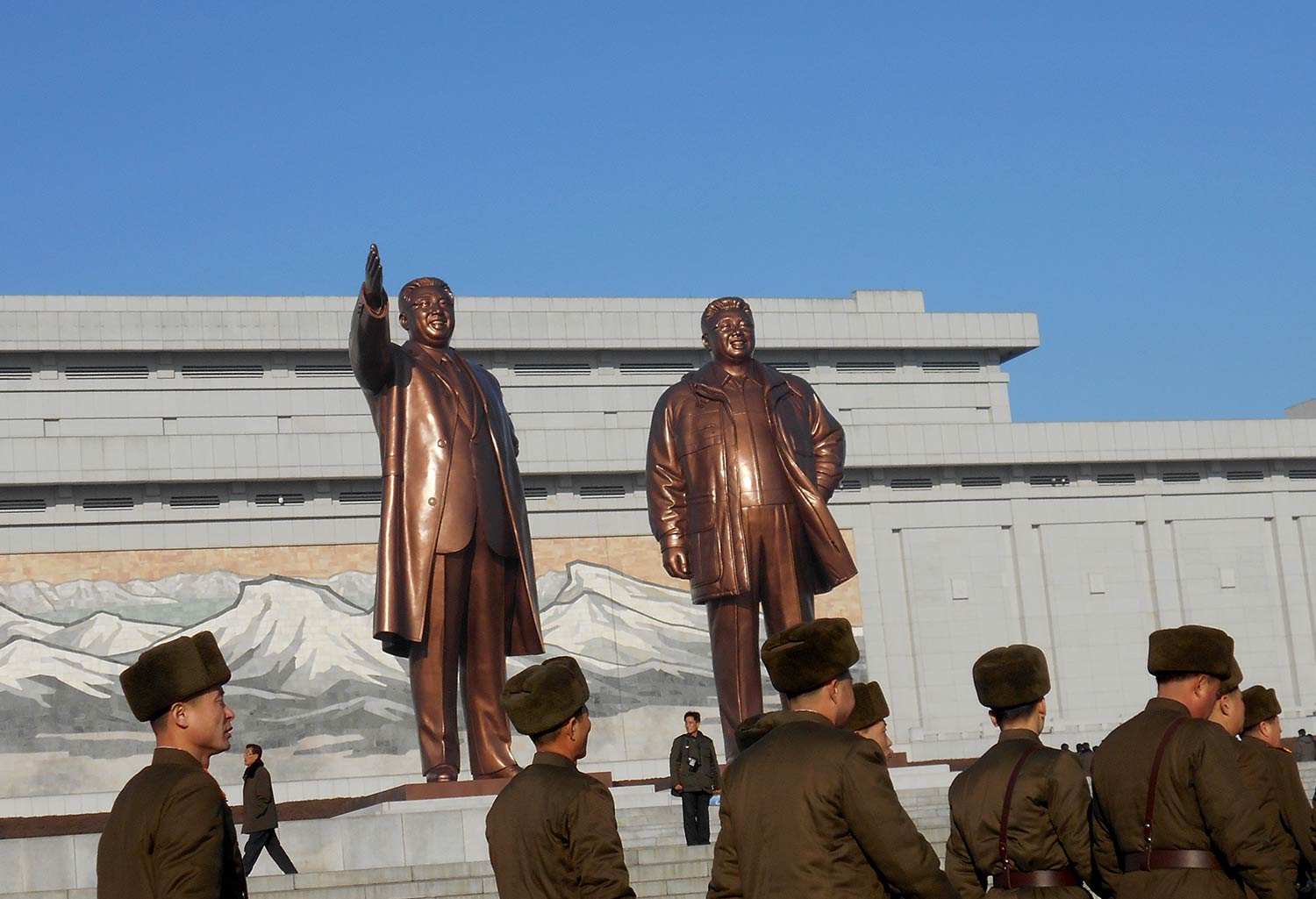 Las estatuas de Kim Il Sung y Kim Jong Il en la Plaza Central de Corea del Norte. Foto: Daniel Wizenberg