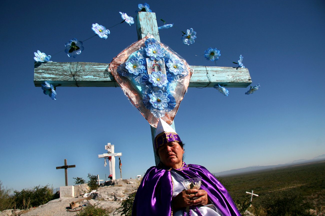 Una médium en el desierto de Espinazo, Nuevo León, México. Foto: Alejandro Saldívar