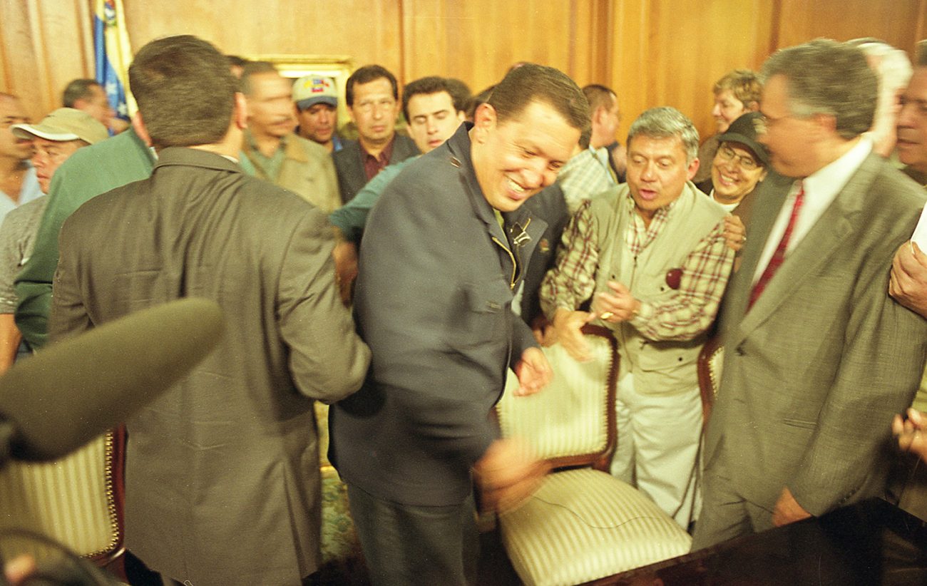 Hugo Chávez Frías, a su regreso del "secuestro" por parte de militares adversos a su gobierno, quienes lo arrestaron durante varias horas luego de que se anunciara su renuncia tras un escenario de vacío de poder en Venezuela. Palacio de Miraflores. 14 de abril de 2002. Foto: Gabriel Osorio