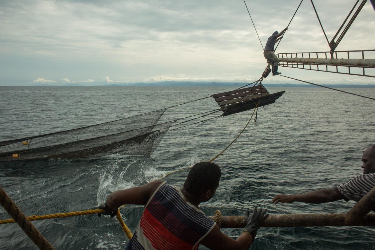 Un barco de pesca de arrastre recoge su carga de camarón despues de 9 horas de dejar las redes hundidas dentro del mar. La pesca industrial ha sido un problema para los pescadores artesanales que viven en el Pacifico Colombiano. Foto: Iván Castaneira