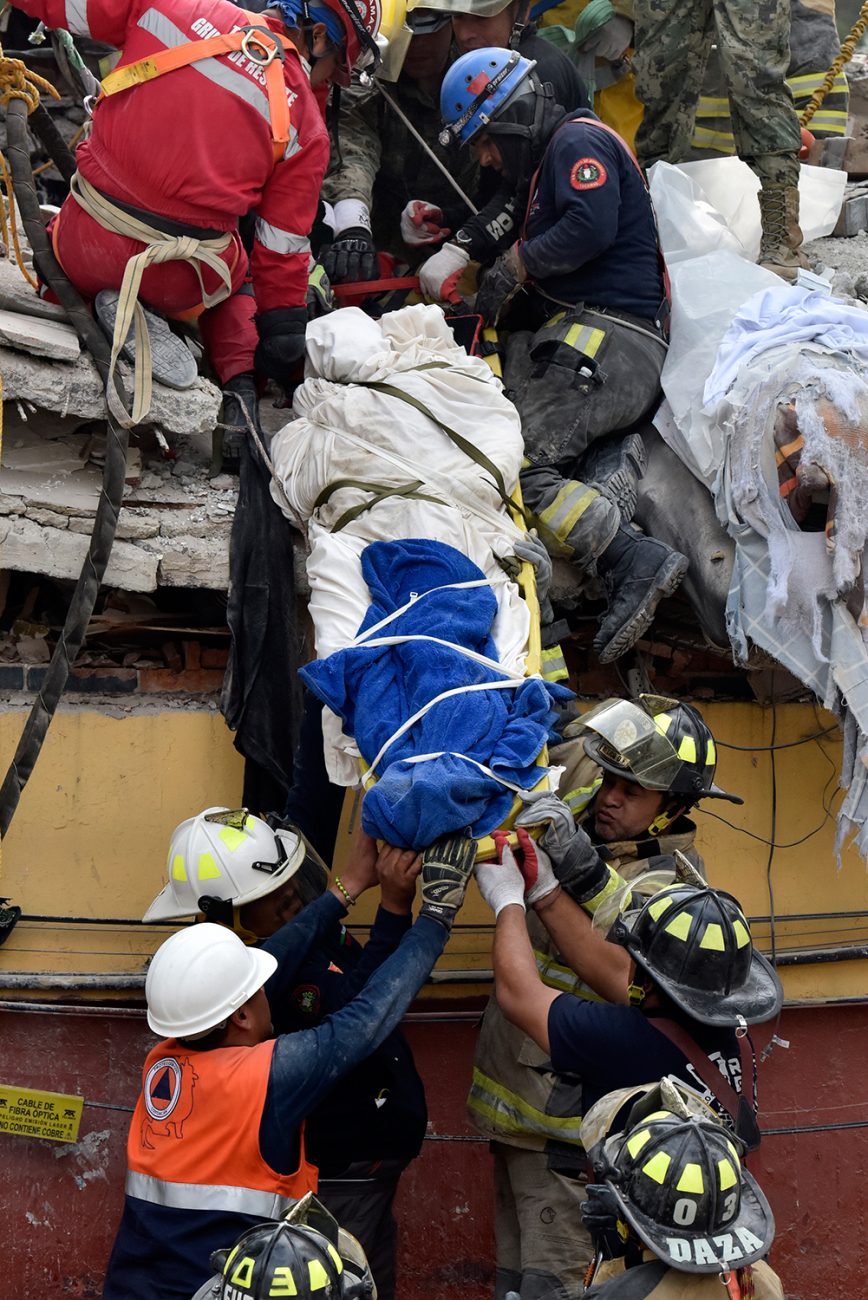 Un cuerpo rescatado en la unidad habitacional Tlalpan. Foto: Eduardo Miranda