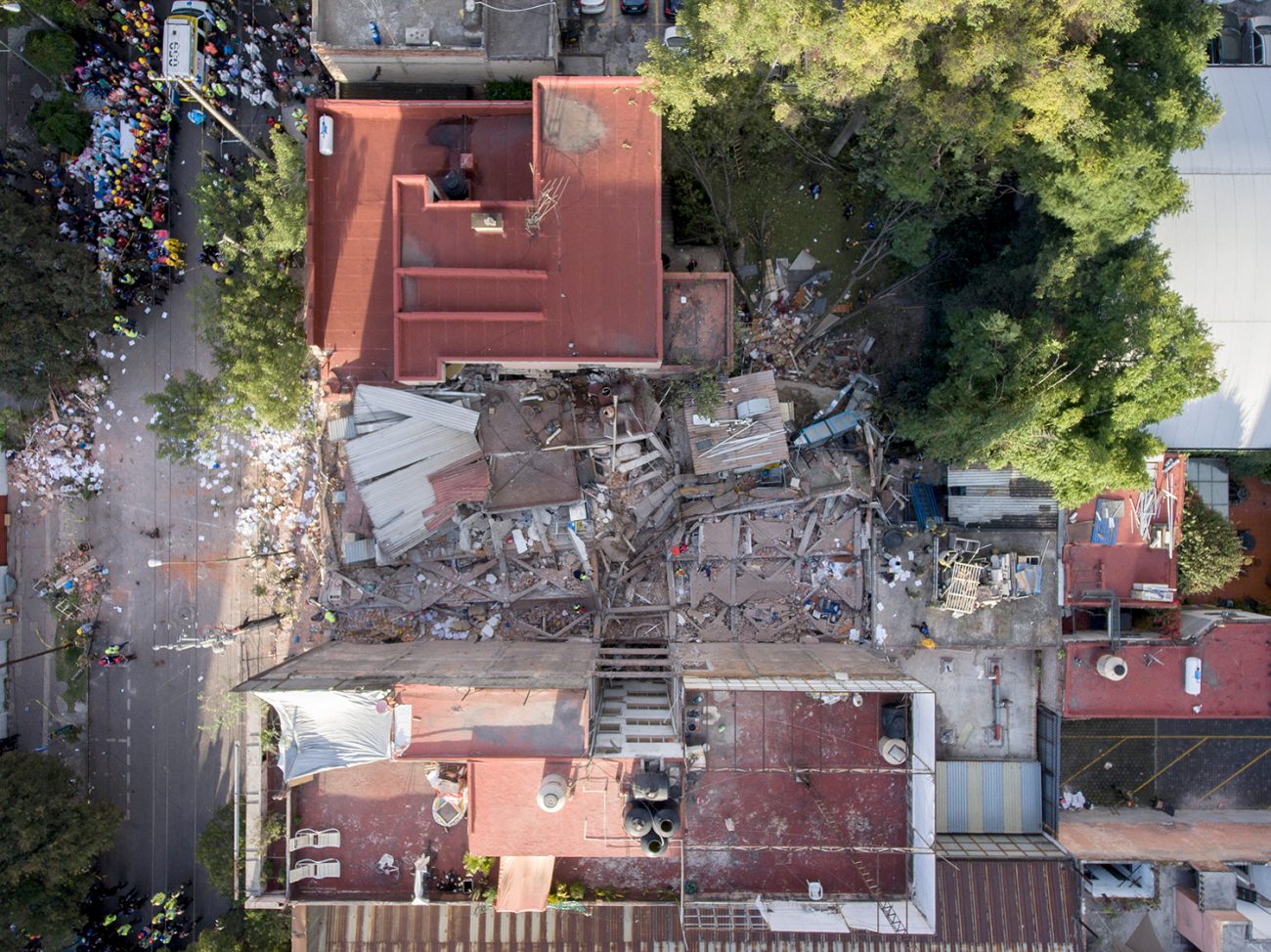 Puebla 282. Los escombros de un laboratorio químico. 14 muertos. Foto: Alejandro Saldívar