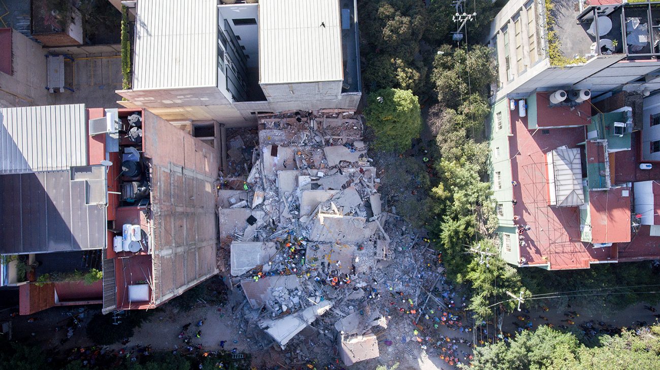 Amsterdam 107. Los escombros de un condominio de 8 pisos. 5 muertos. Foto: Alejandro Saldívar