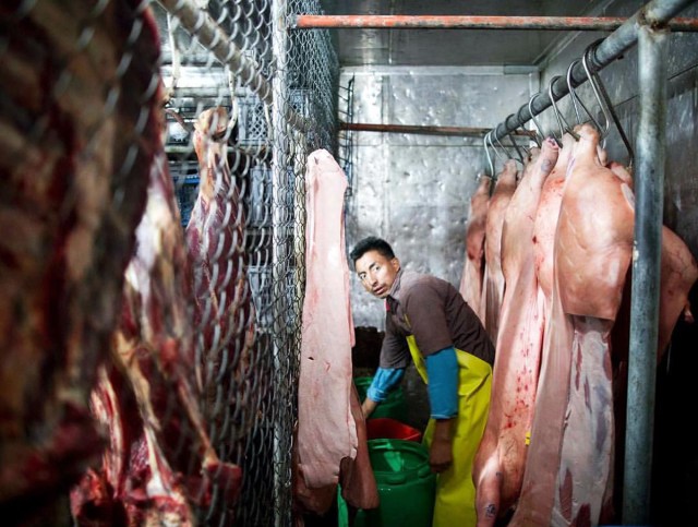 El consumo de cerdo en las grandes ciudades pasa por la distribución en los mercados. Foto: Edu León