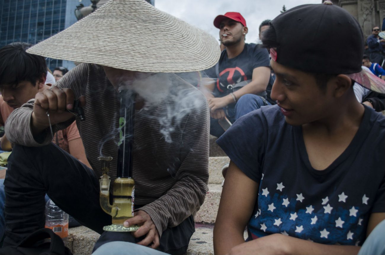Jóvenes piden la legalización de la mariguana en el Ángel de la Independencia. CDMX. Foto: Alejandro Saldívar