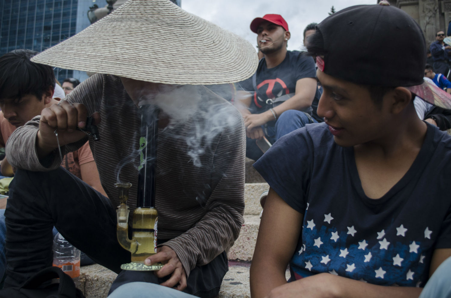 Jóvenes piden la legalización de la mariguana en el Ángel de la Independencia. CDMX. Foto: Alejandro Saldívar