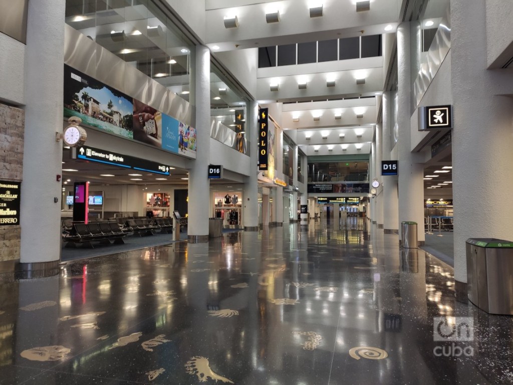 El aeropuerto de Miami, prácticamente vacío. Foto: Mónica Rivero.