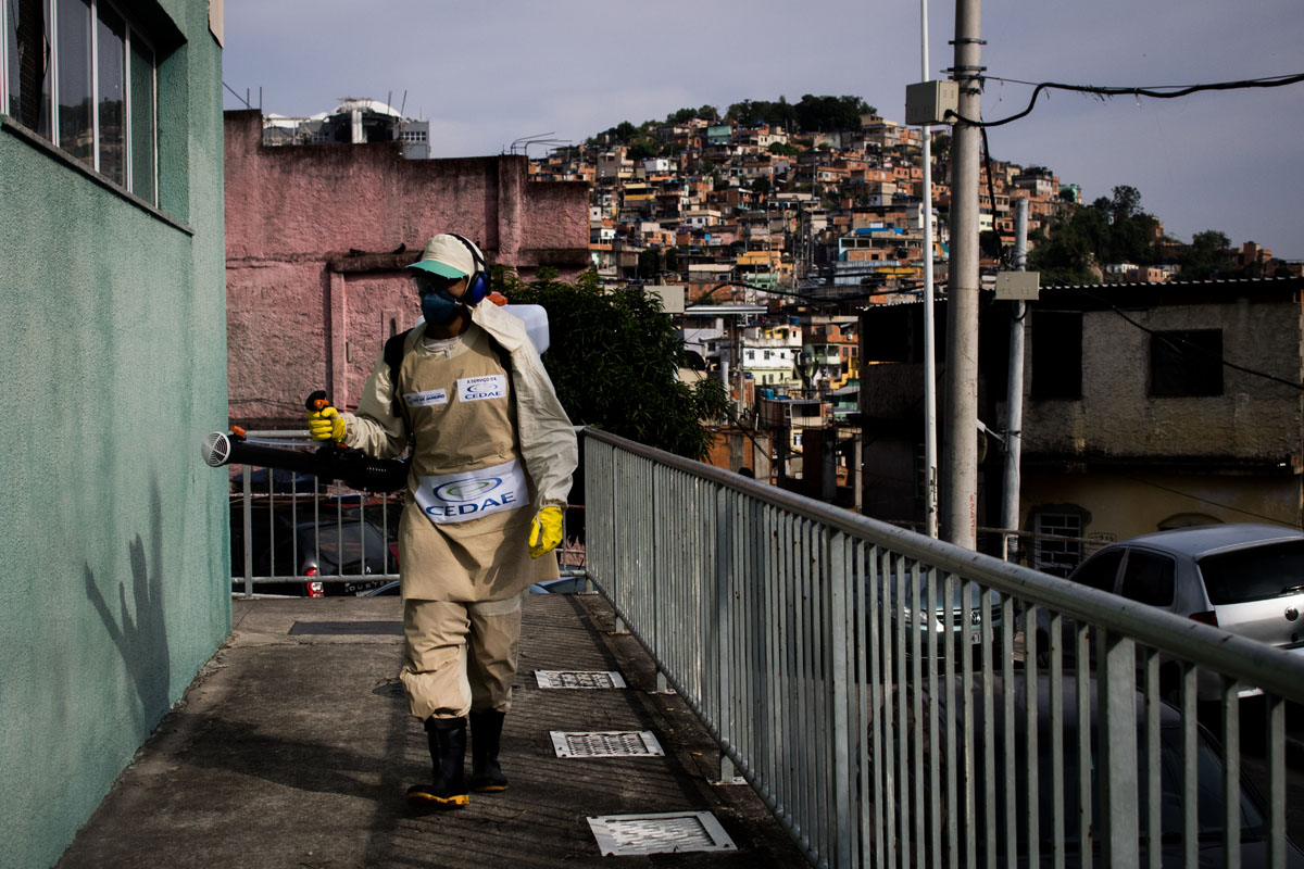 Agentes de Cedae (empresa Estatal de Agua y Alcantarillado de Río de Janeiro) en el Complexo do Alemão. Foto: Matheus Guimarães