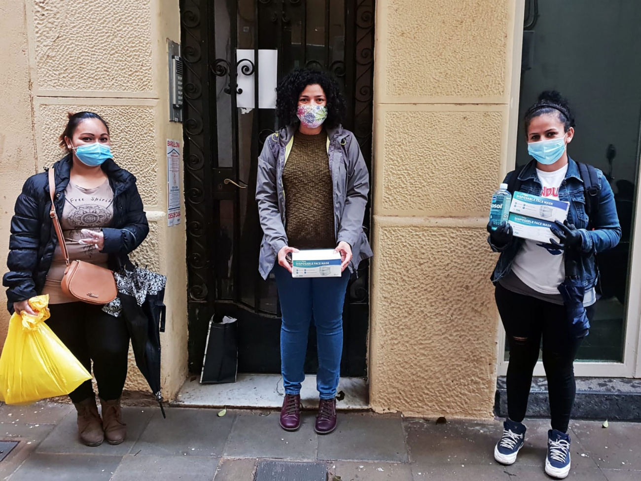 Reparto de mascarillas y gel. Foto: Asociación Mujeres Migrantes Diversas