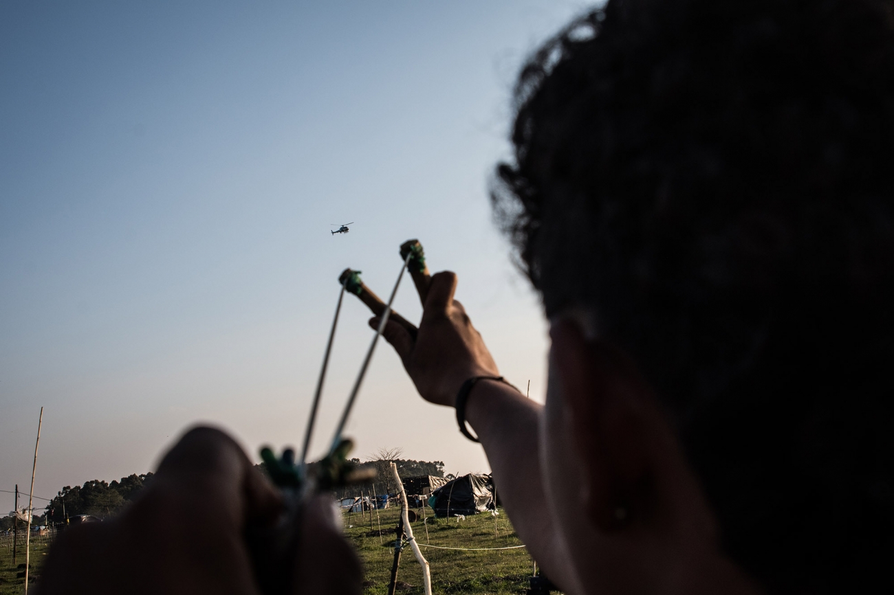 Brandon apunta con su catapulta a un helicóptero de la policía. Foto: Francisco Jarrin