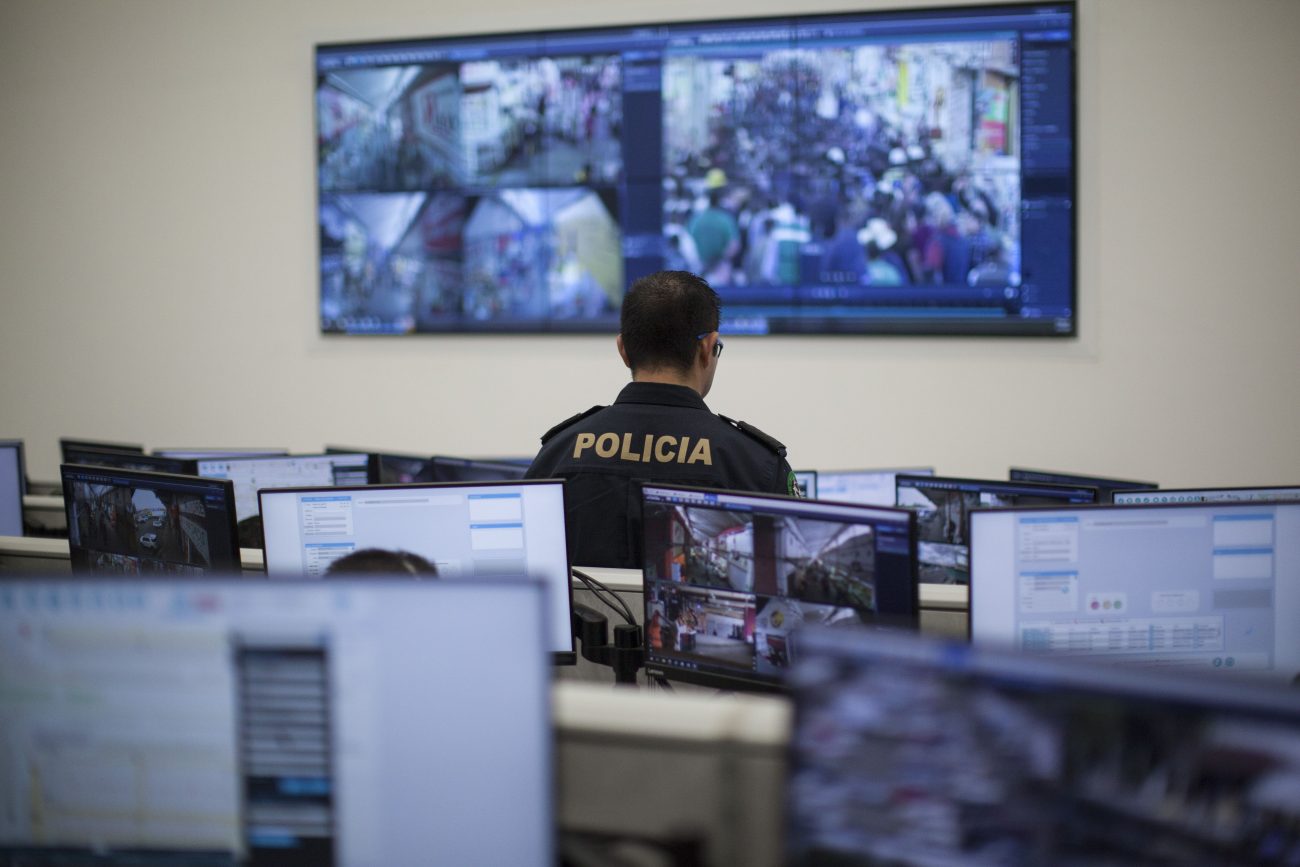 Policías en un centro de cibervigilancia en la CDMX. Foto: Alejandro Saldívar