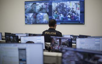 Policías en un centro de cibervigilancia en la CDMX. Foto: Alejandro Saldívar
