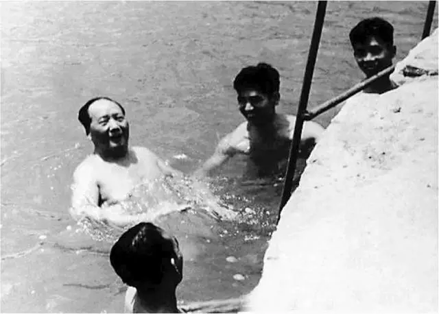 Una de las imágenes más famosas de china: Mao nada en el río Yangtsé