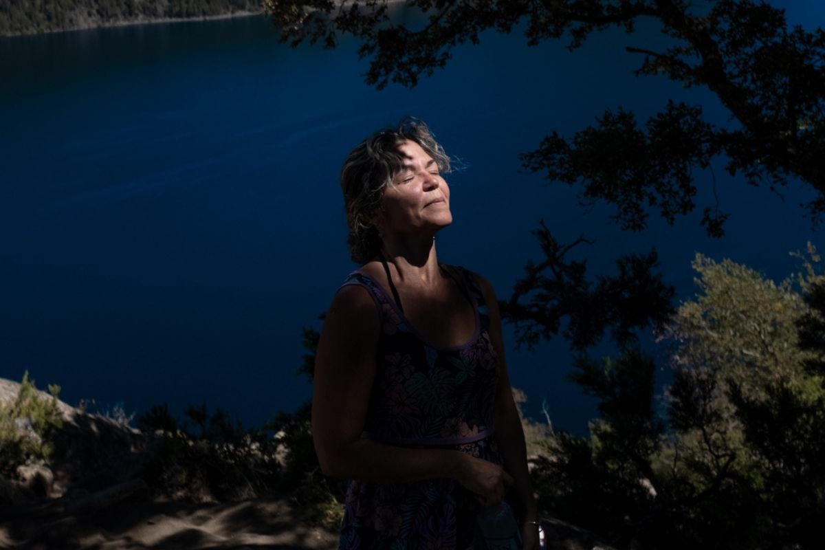 María Inés Farías, 52 años, en la reserva natural y mapuche Curruhuinca en San Martín de los Andes, Provincia de Neuquén, Argentina, febrero de 2021. Foto: Anita Pouchard Serra