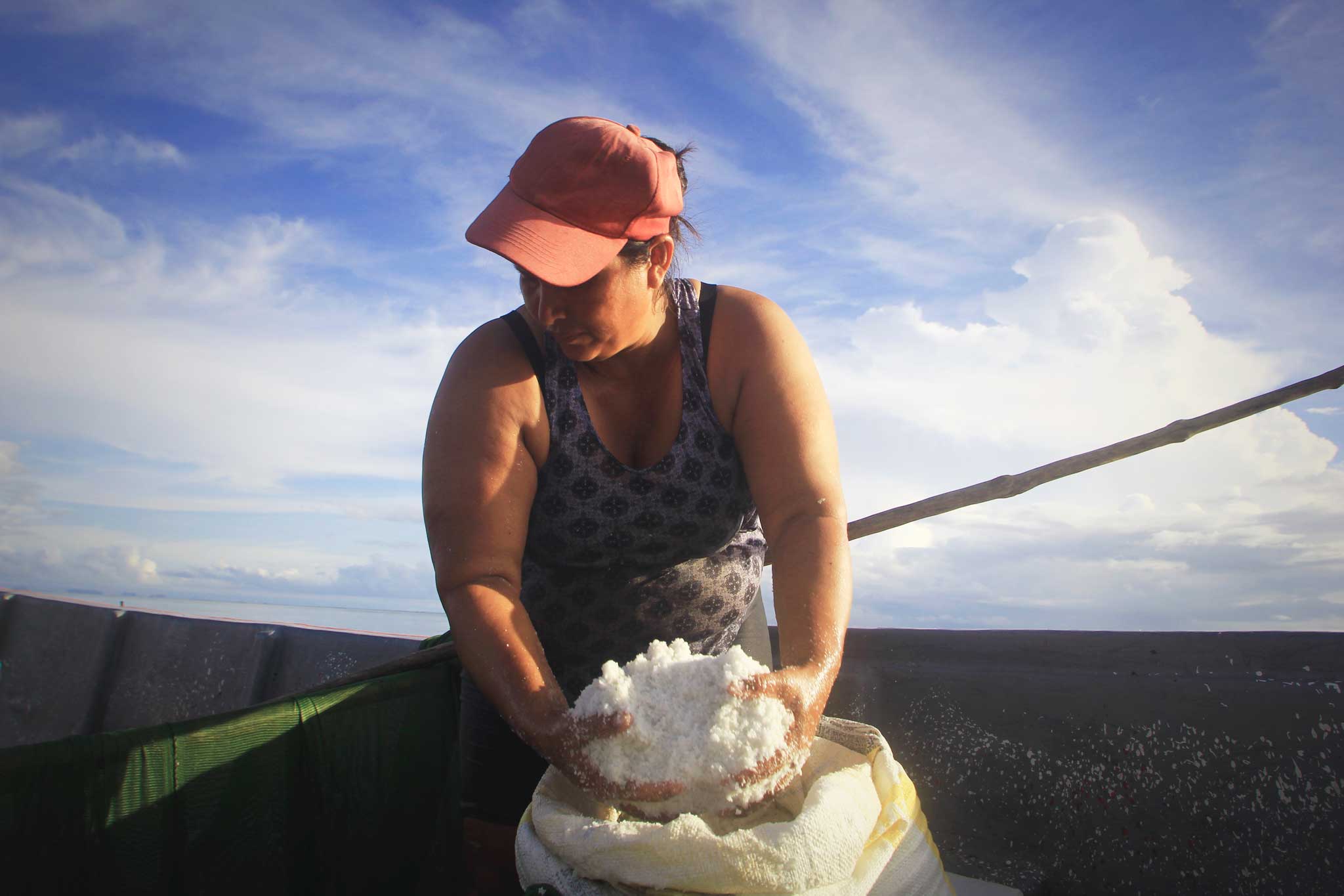Luego de extraer la manjúa y como parte del proceso de secado necesario para vender el producto, los pescadores le añaden sal. Foto: Jorge Rodríguez