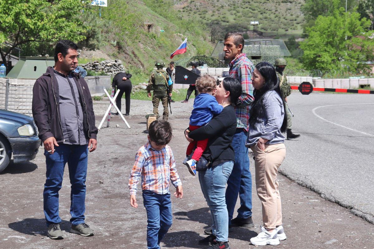 El alcalde Chavushian conversa con habitantes frente al poste militar ruso. Foto: Beatriz Arslanian.
