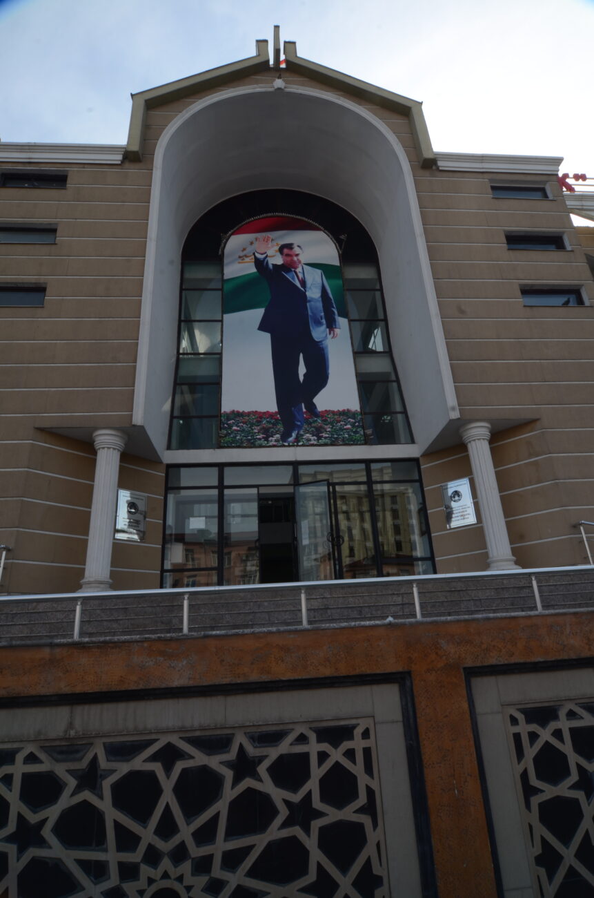 La entrada a un edificio de gobierno con la imagen del presidente Emomali Rahmon. Foto: Julián Varsavsky