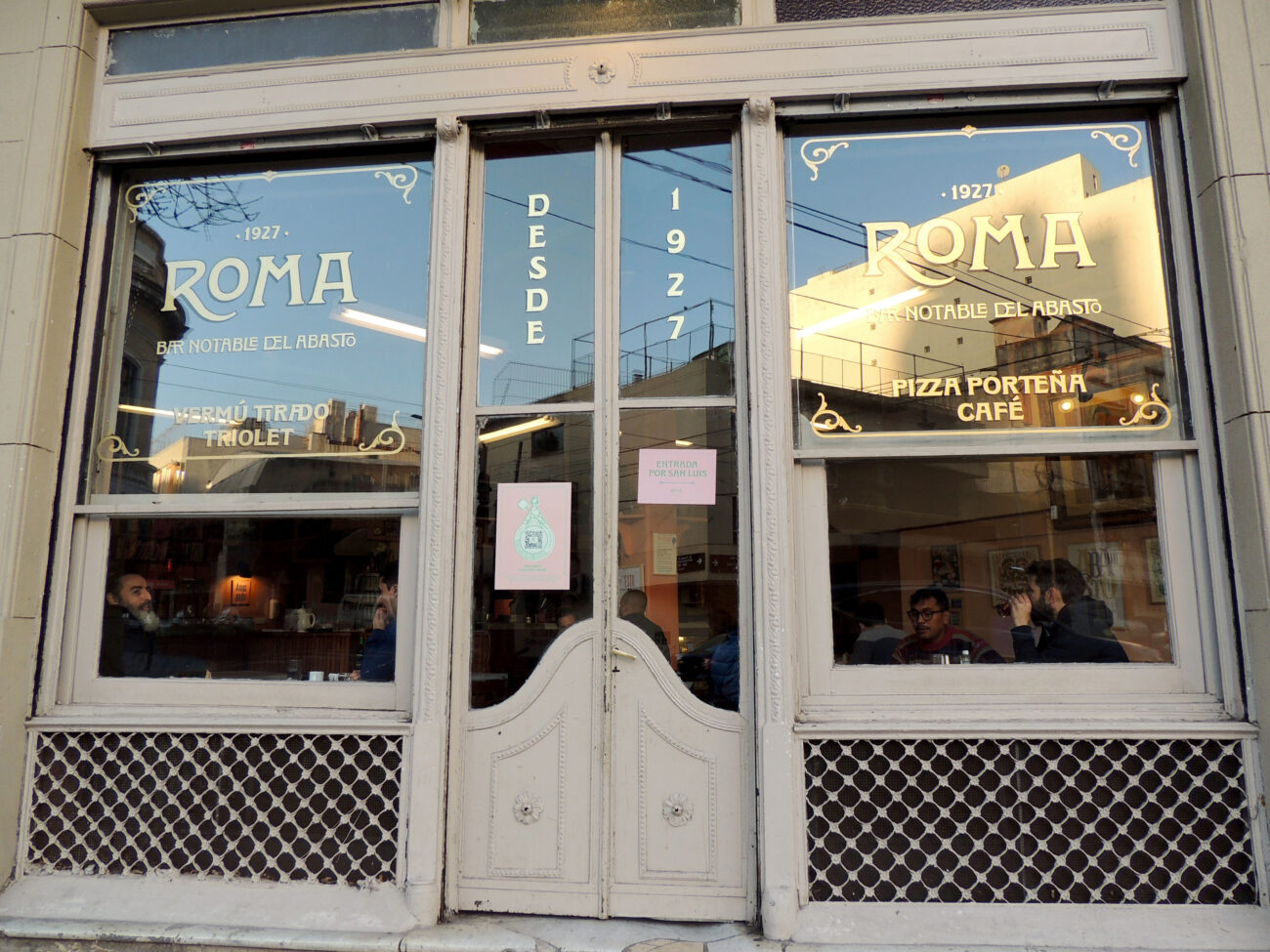 El bar Roma, en la esquina de Anchorena y San Luis, en Once, Buenos Aires. Foto: Tamara Rozenzon