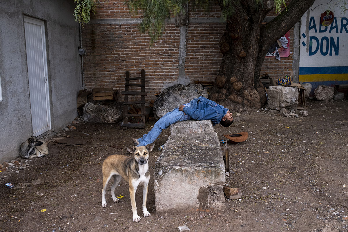 Un hombre descansa afuera de una tienda de abarrotes en La Salitrera, Villa de Zaragoza, SLP. Foto: Alejandro Saldívar