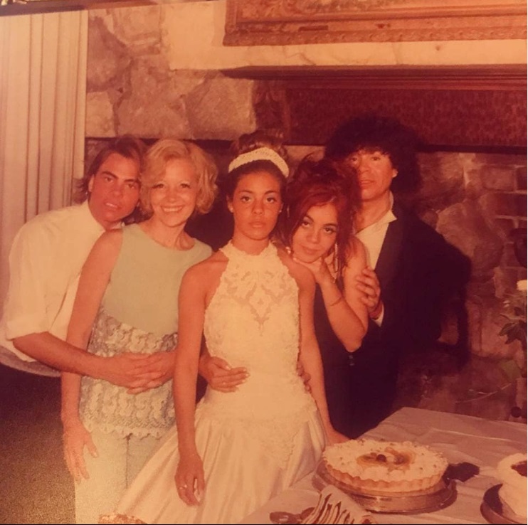 La familia Jiménez en la fiesta de quince de Natalia. (1999). 