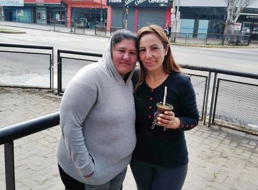 Alejandra (I), madre de Roxana Villalba, junto a Marta Ramallo, madre de Johana Ramallo. Foto: Cortesía.