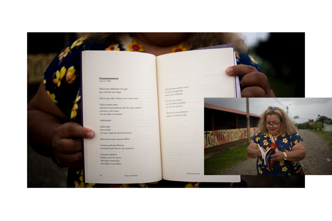 Frente a la biblioteca del ETCR, Diana recita un poema de su libro Horizonte de Sucesos. 
