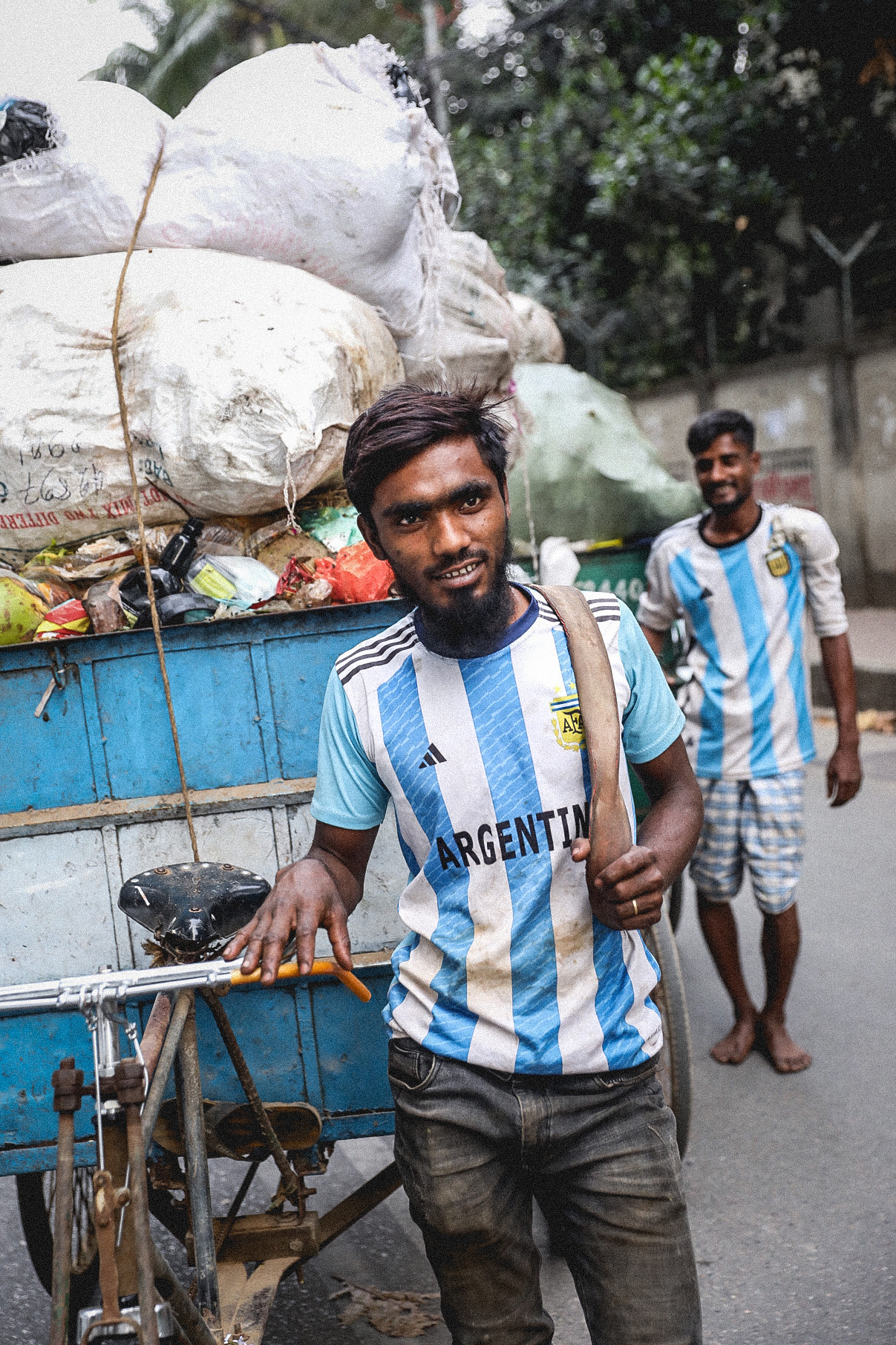 No es difícil toparse con gente de celeste y blanco en Bangladesh. Foto: Irina Dambrauskas