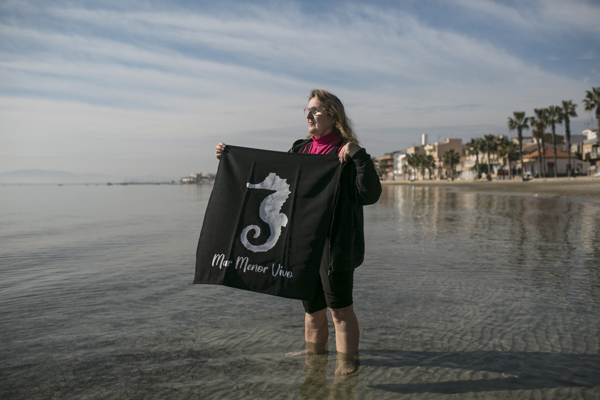 Carmen López sujeta una bandera negra como las que utilizaban para manifestarse en la playa de Los Alcázares. Foto: Ana Valiño