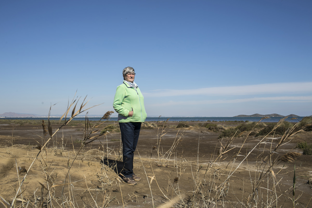 Isabel Rubio en Lo Poyo, la desembocadura de la rambla de El Beal, una zona contaminada por metales pesados junto al Mar Menor. Foto: Ana Valiño