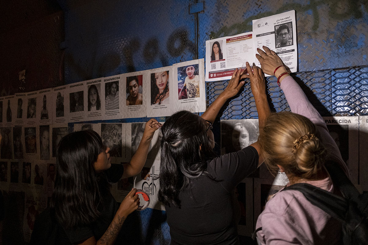 Familiares de desaparecidos colocan fichas de búsqueda en la Glorieta de los desaparecidos, en avenida Reforma. Foto: Alejandro Saldívar