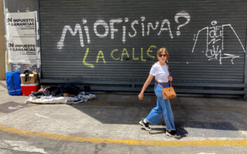 La esquina de Hipólito Yrigoyen y Combate de los pozos, en Buenos Aires. Foto: Alejandro Saldívar