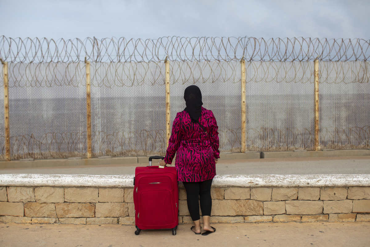 Mujer musulmana nacida en Fnideq (Marruecos) espera el turno para cruzar la frontera e ir a su casa en Ceuta (España). Foto: Dahian Cifuentes