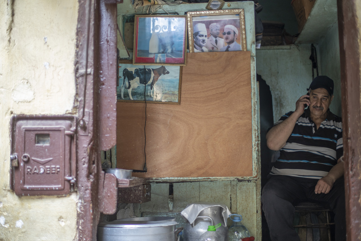 En la medina de Fez un hombre vende la leche que él mismo ordeña cada madrugada. En su puesto, al igual que en todos a lo largo y ancho de la medina, una cosa no puede faltar: un retrato del rey Mohamed VI. Foto: Dahian Cifuentes