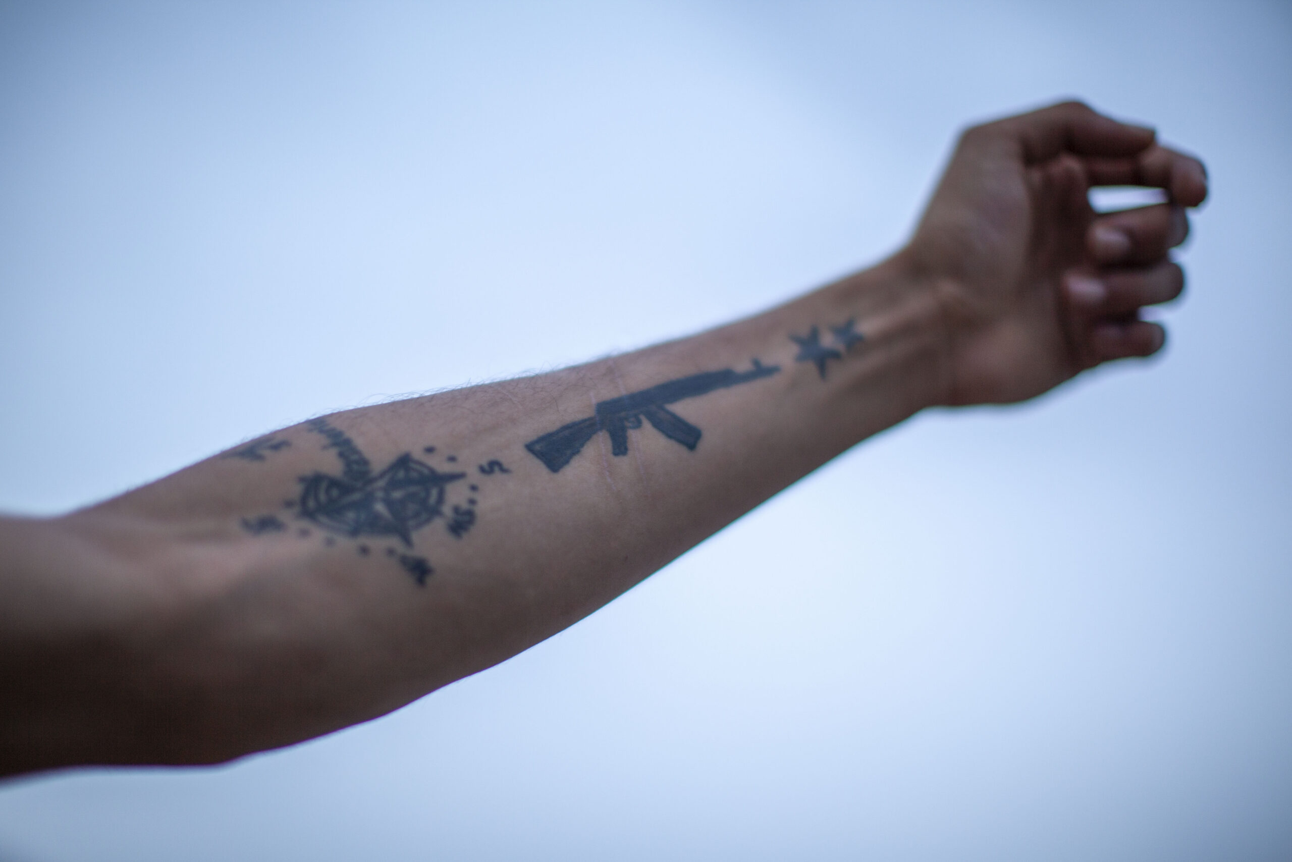 Osama muestra su tatuaje en la antigua ciudad de Fez. Foto: Alejandro Saldívar