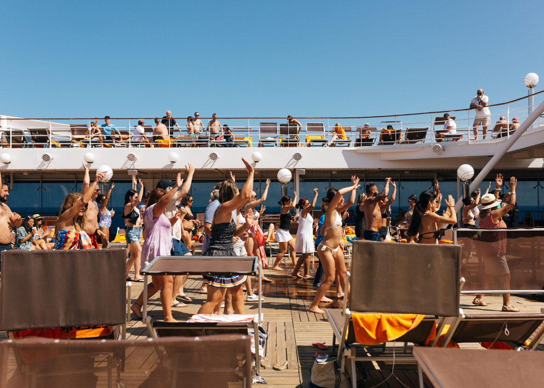 Se imparten clases de fitness en gran número por la tarde a bordo del MSC Orchestra. "El valor de nuestra industria es que sabemos cómo organizar un viaje", dijo Sascha Gills de la Asociación Internacional de Líneas de Cruceros (CLIA). Foto: Berta Vicente Salas / RUIDO