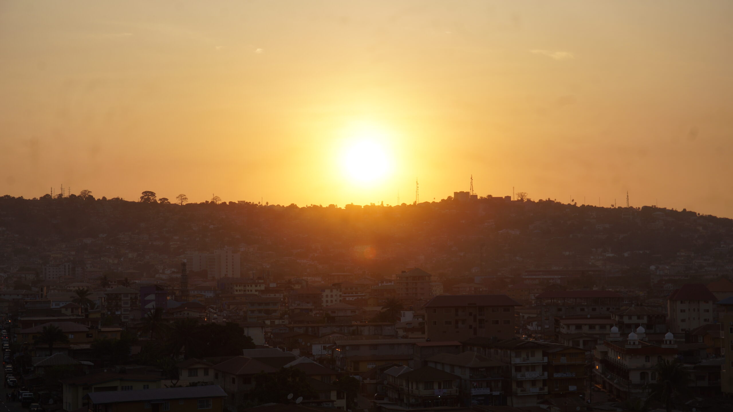 Atardecer en Freetown. Sierra Leona tiene 8 millones de habitantes en una superficie de 72 kilómetros cuadrados. El 20% vive en su capital. Foto: Mariano Herrera.