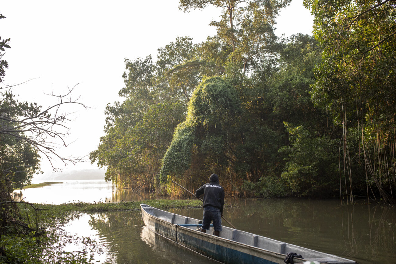 Chichi rema por un canal natural que lo saca a la ciénaga Pajaral, lugar de pesca. Foto: Pau Coll / Ruido Photo