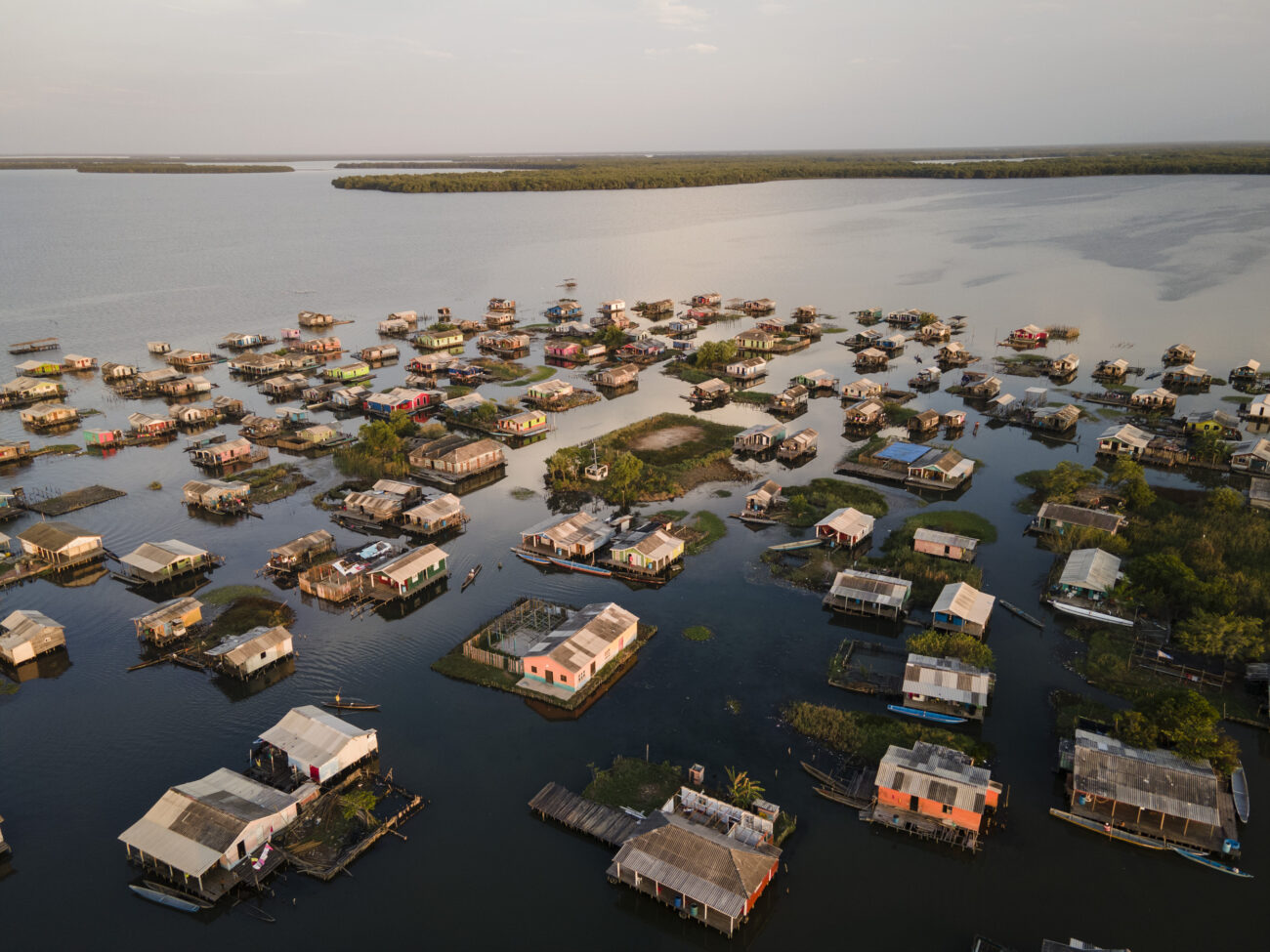 Nueva Venecia es el pueblo palafítico más grande del Caribe colombiano. Se estima que sobre el agua viven aproximadamente 3.000 personas. Foto: Pau Coll / Ruido Photo