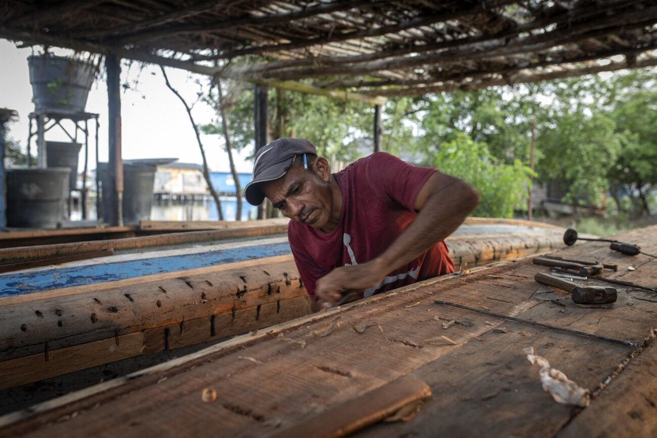 A Dani Cervantes su padre la transmitió el oficio de astillero, una labor patrimonial que está al borde de la extinción. Foto: Pau Coll / Ruido Photo
