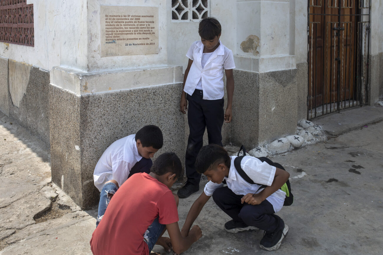 Iglesia católica de Nueva Venecia. Uno de los pocos lugares en tierra firme. Frente a esta iglesia fueron arrojados casi todos los cuerpos de víctimas de la masacre perpetrada por paramilitares el 22 de noviembre del 2000. Foto: Pau Coll / Ruido Photo