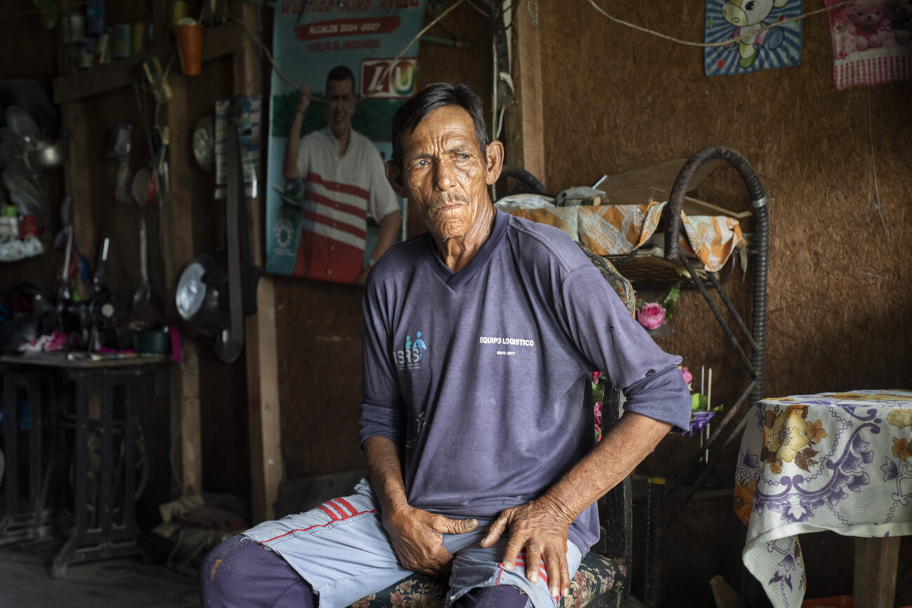 Antonio Guerrero, habitante de Bocas de Cataca, el palafito que se resiste a desaparecer aun cuando está sedimentado en un 70%. Foto: Pau Coll / Ruido Photo