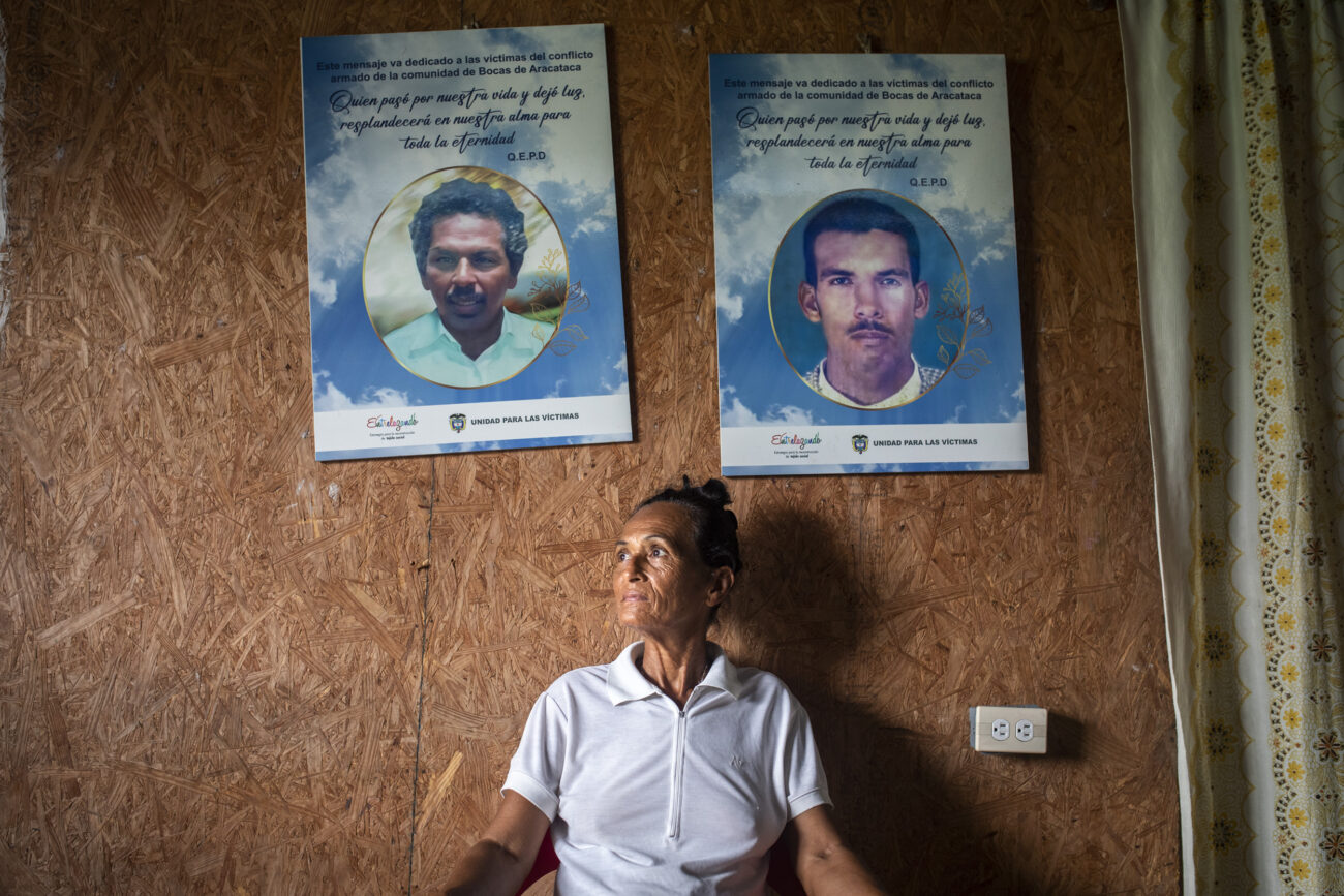 Evangelina Moreno, habitante de Bocas de Cataca, recuerda a dos de sus familiares asesinados en la masacre perpetrada por paramilitares el 11 de febrero de 2000. Foto: Pau Coll / Ruido Photo