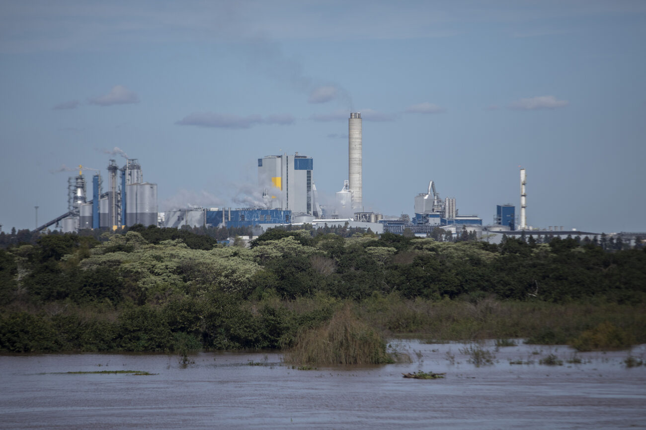 Planta de UPM en Fray Bentos, Río Negro, a orillas del río Uruguay. Foto: Dahian Cifuentes