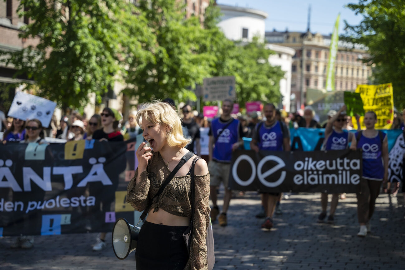 "Lisää ääntä”. Más alto. Ese fue el lema de la gran marcha medioambiental del 2 de junio en el centro de la capital finlandesa y que finalizó en la Plaza Kansalaistori, que une el Parlamento, la Biblioteca Central y las oficinas de UPM. Bernat Marrè