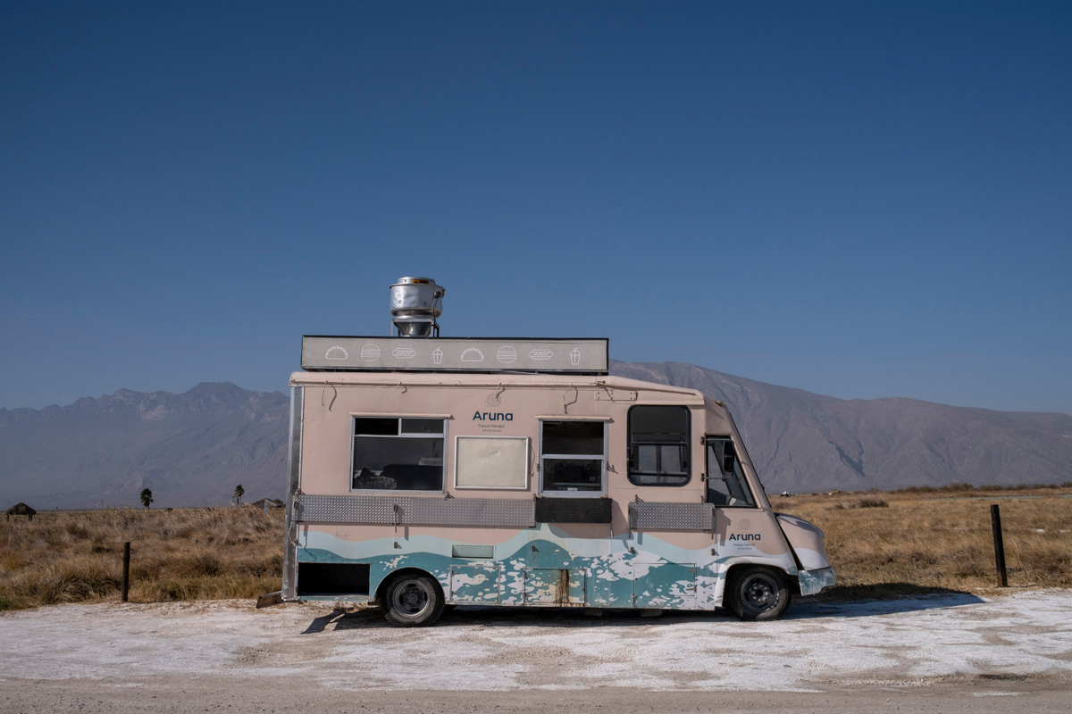Un food truck a la orilla del río Mezquites. Foto: Alejandro Saldívar